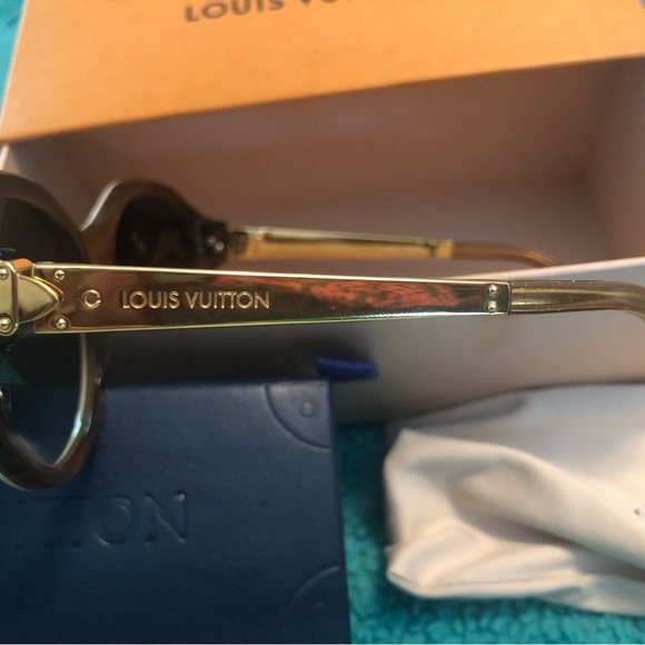 Authentic Women’s Louis Vuitton Sunglass - Picture 2 of 15
